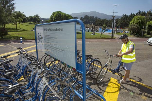 Un usuario retira una bicicleta del punto de recogida de Punta Parayas. :: 