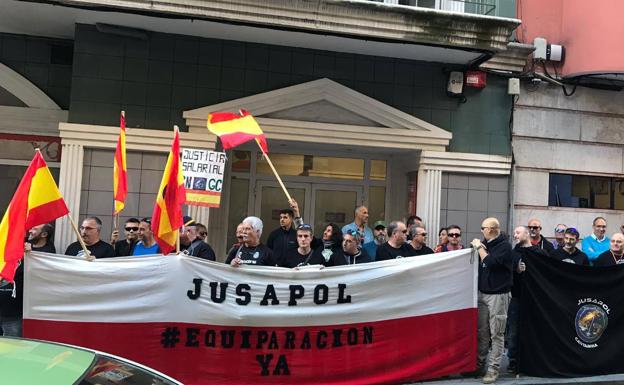 Algunos de los miembros de Jusapol, ante la sede del PSOE en Santander.