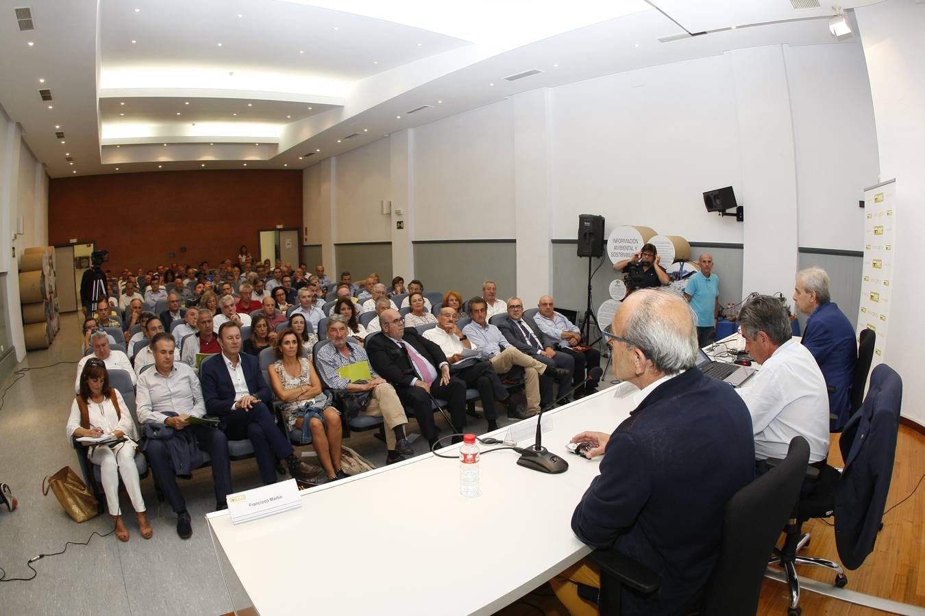 Revilla reúne en Torrelavega a alcaldes y concejales