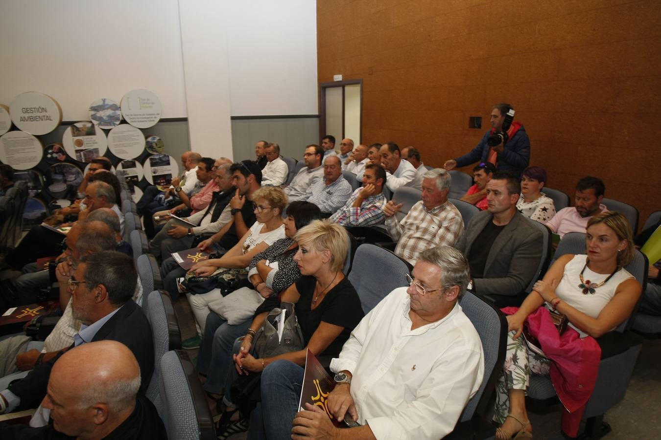 Revilla reúne en Torrelavega a alcaldes y concejales