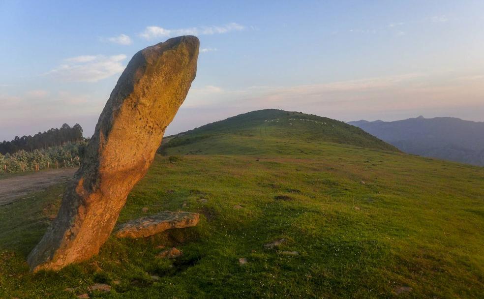 El Ilso de Anguía, monumento megalítico que sirve de límite entre Guriezo y Castro Urdiales. 