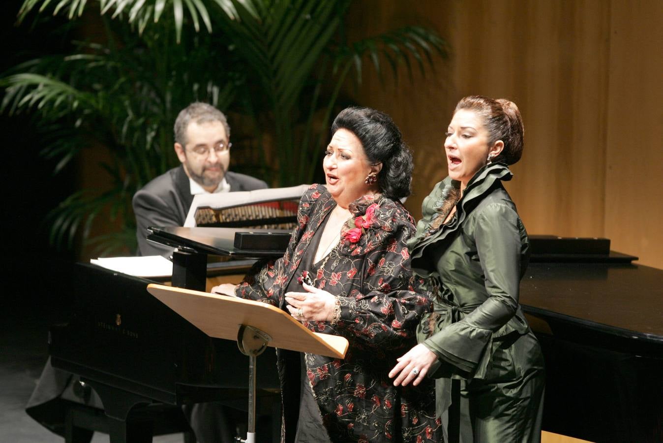 Montserrat Caballé actuó varias veces en Cantabria y estuvo vinculada a la UIMP, donde fue nombrada Doctora Honoris Causa