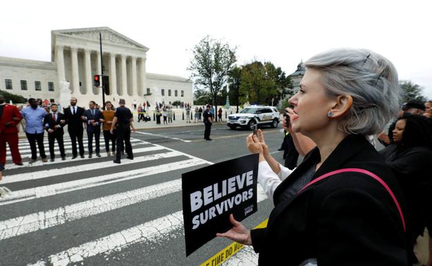 Varias personas protestan contra Kavanaugh. 