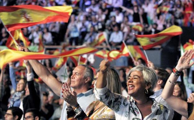 Asistentes al acto de Vox en Vistalegre.