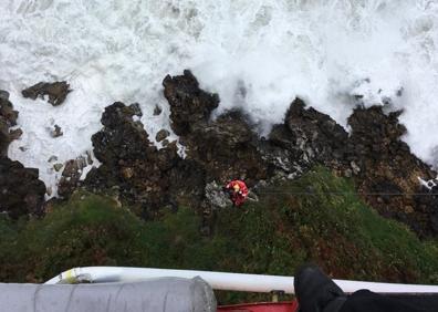 Imagen secundaria 1 - Rescatado un surfista que se quedó aislado en los acantilados de Oriñón