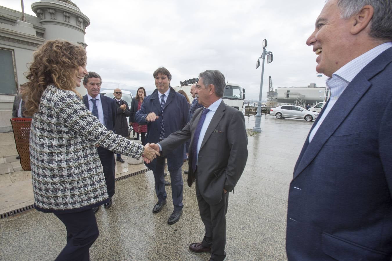 El presidente de Cantabria, Miguel Ángel Revilla; la vicepresidenta, Eva Díaz Tezanos; y la presidenta de Puertos del Estado, Ornella Chacón, entre otros, asisten al acto conmemorativo del coche 7 millones del Puerto de Santander, en el Palacete del Embarcadero.