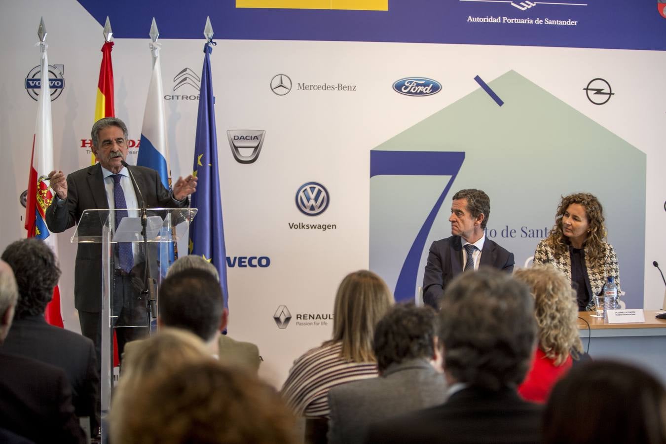 El presidente de Cantabria, Miguel Ángel Revilla; la vicepresidenta, Eva Díaz Tezanos; y la presidenta de Puertos del Estado, Ornella Chacón, entre otros, asisten al acto conmemorativo del coche 7 millones del Puerto de Santander, en el Palacete del Embarcadero.