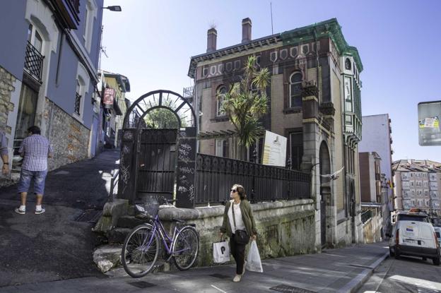 Calle José Ramón López Dóriga. El palacete lleva años cerrado en el centro de la ciudad.