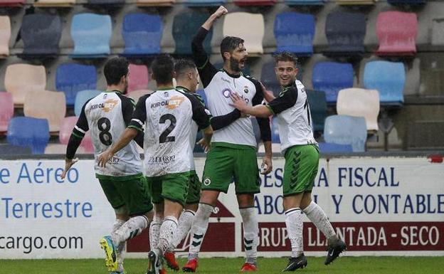 Dani Segovia celebra su gol ante el Barakaldo enLasesarre.