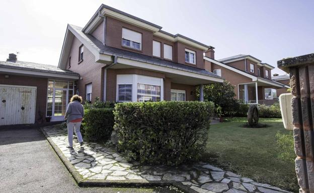 Es el número 16 de la urbanización del barrio La Caseta, en Cerrias, y ella, la mujer de espaldas que va a entrar a la casa, es Cristina Peña. Su hogar está en la lista y ella es la que pronuncia la frase que va en el titular de esta crónica