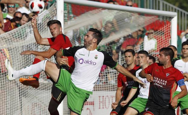 Jordi Figueras intenta controlar un balón en el área.