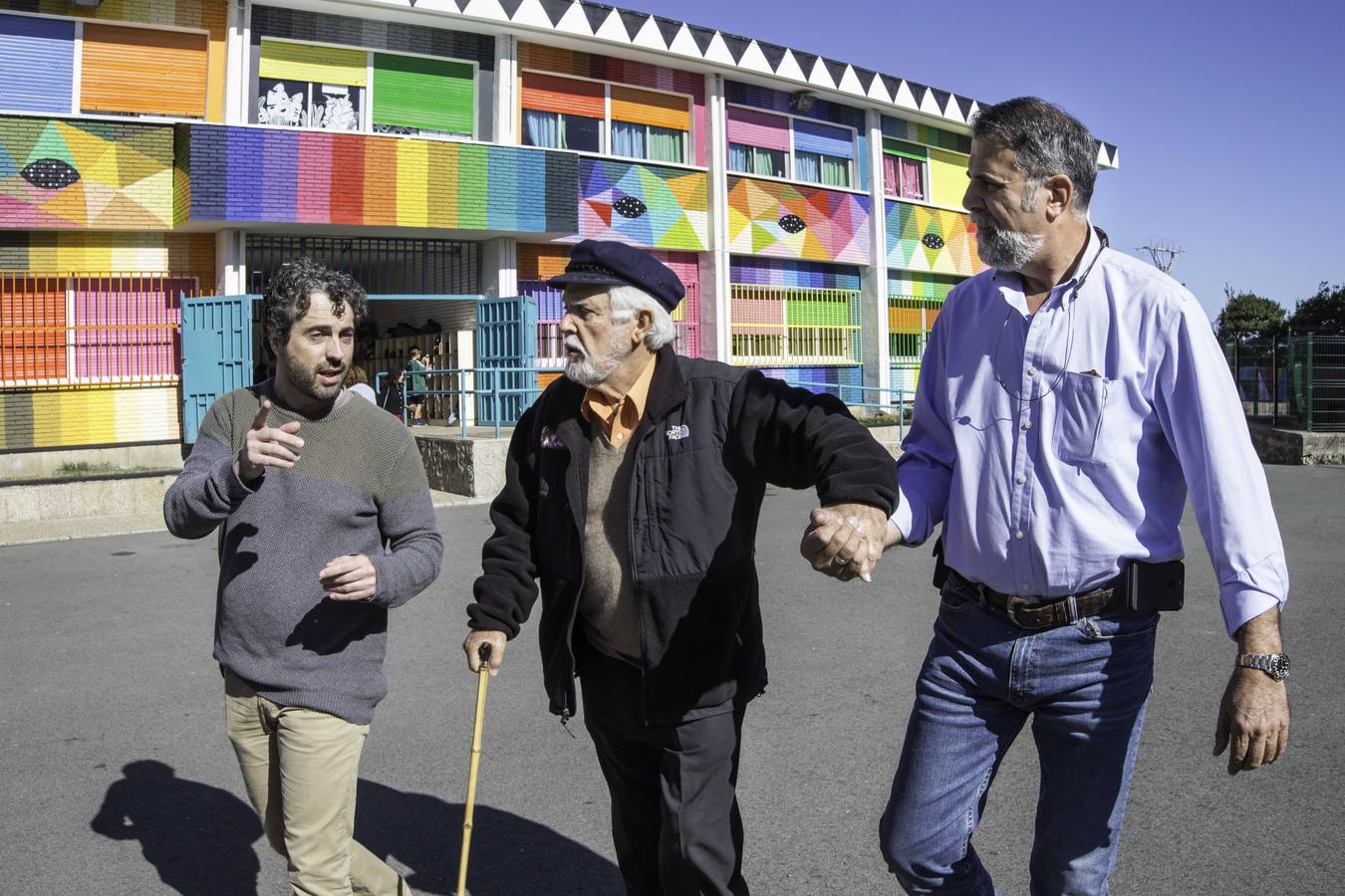 El navegante y escritor manda un mensaje al artista Okuda para agradecerle su intervención en el colegio de Cueto: «Es maravilloso lo que has pintado y el cariño que has puesto con tu arte. Eres grande» 