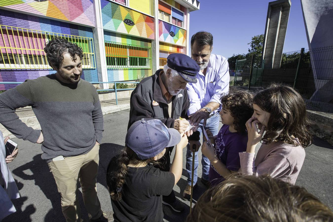 El navegante y escritor manda un mensaje al artista Okuda para agradecerle su intervención en el colegio de Cueto: «Es maravilloso lo que has pintado y el cariño que has puesto con tu arte. Eres grande» 