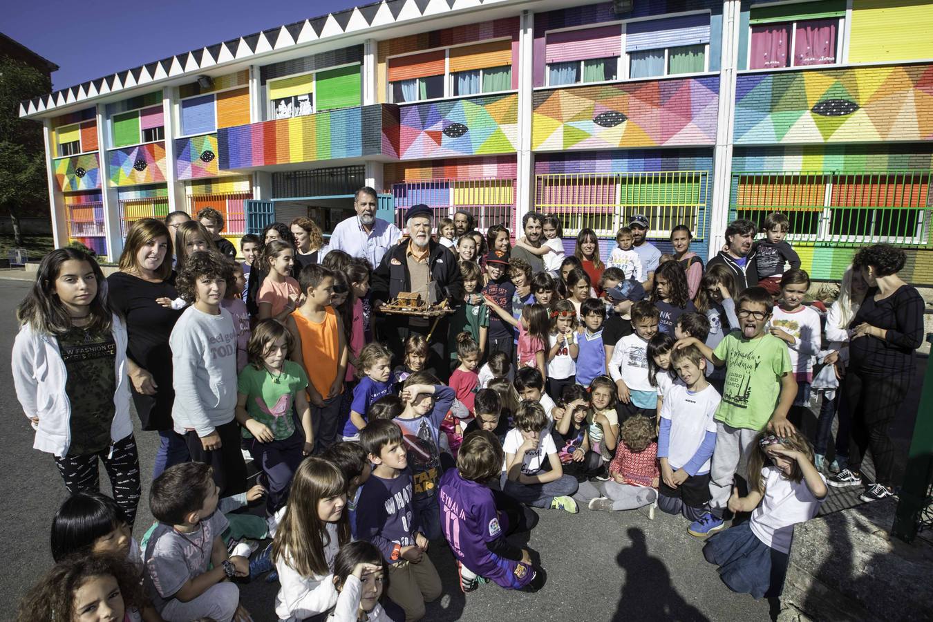 El navegante y escritor manda un mensaje al artista Okuda para agradecerle su intervención en el colegio de Cueto: «Es maravilloso lo que has pintado y el cariño que has puesto con tu arte. Eres grande» 