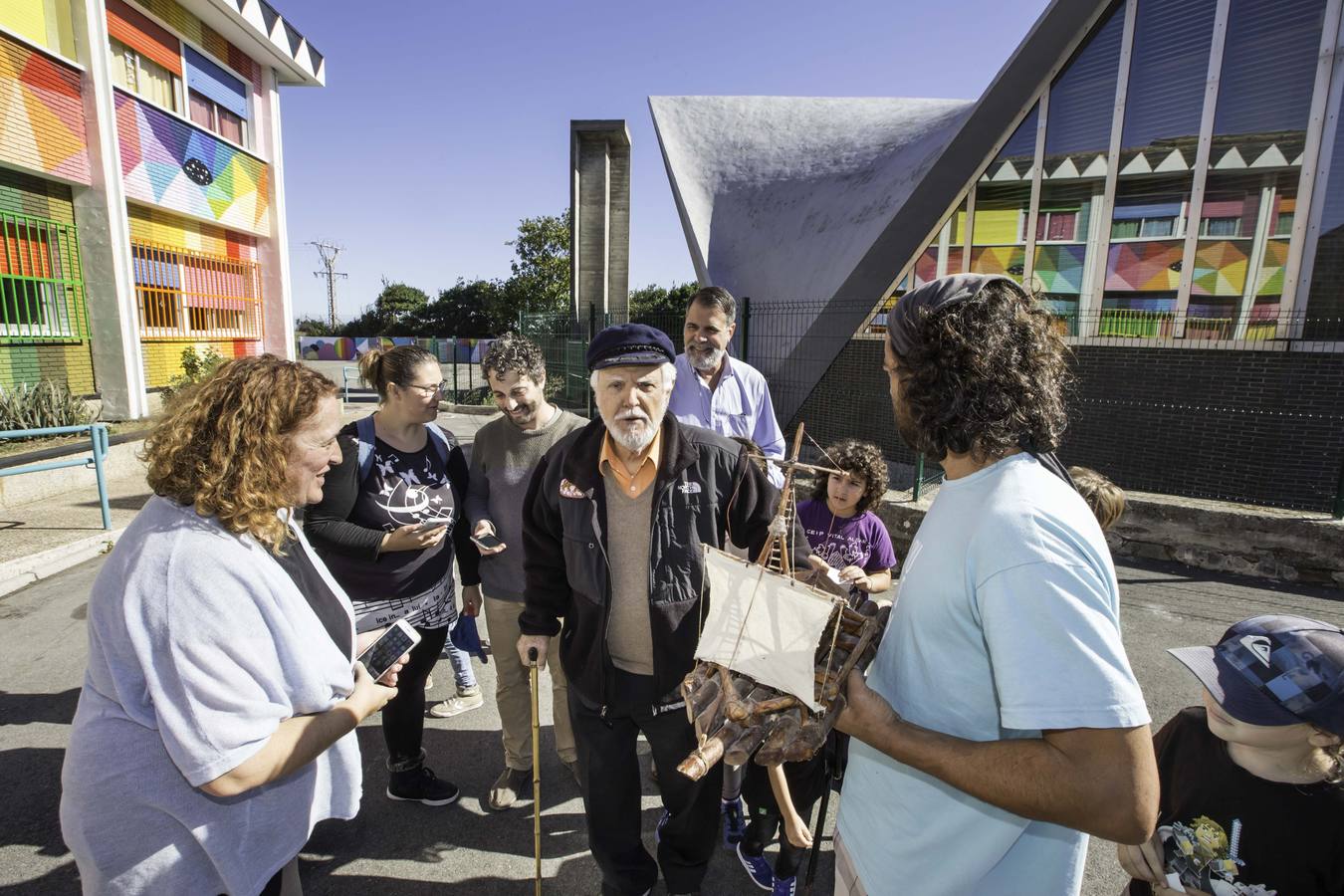 El navegante y escritor manda un mensaje al artista Okuda para agradecerle su intervención en el colegio de Cueto: «Es maravilloso lo que has pintado y el cariño que has puesto con tu arte. Eres grande» 