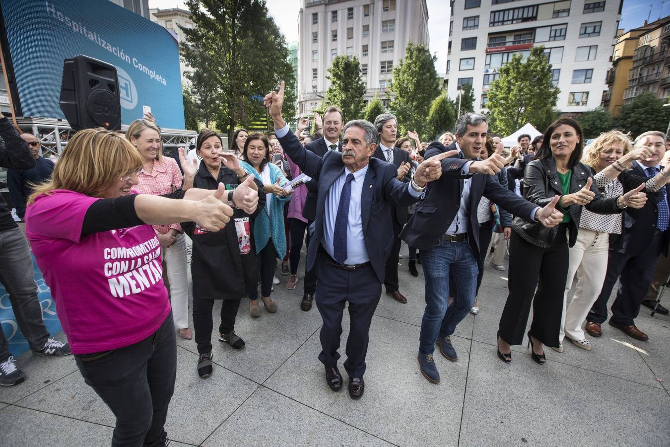 El Centro Hospitalario Padre Menni y varias organizaciones celebran este miércoles el Día Mundial de la Salud Mental, un acto al que han asistido el presidente regional, Miguel Ángel Revilla; la vicepresidenta, Eva Díaz Tezanos; la consejera de Sanidad, Luisa Real, y la alcaldesa de Santander, Gema Igual, que bailaron todos juntos en la plaza del Ayuntamiento.