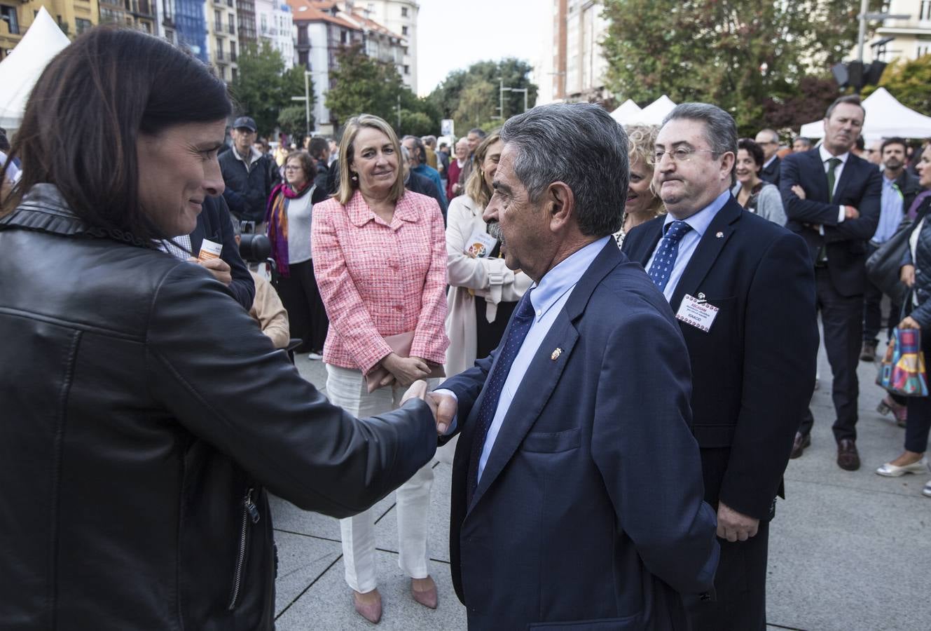 El Centro Hospitalario Padre Menni y varias organizaciones celebran este miércoles el Día Mundial de la Salud Mental, un acto al que han asistido el presidente regional, Miguel Ángel Revilla; la vicepresidenta, Eva Díaz Tezanos; la consejera de Sanidad, Luisa Real, y la alcaldesa de Santander, Gema Igual, que bailaron todos juntos en la plaza del Ayuntamiento.