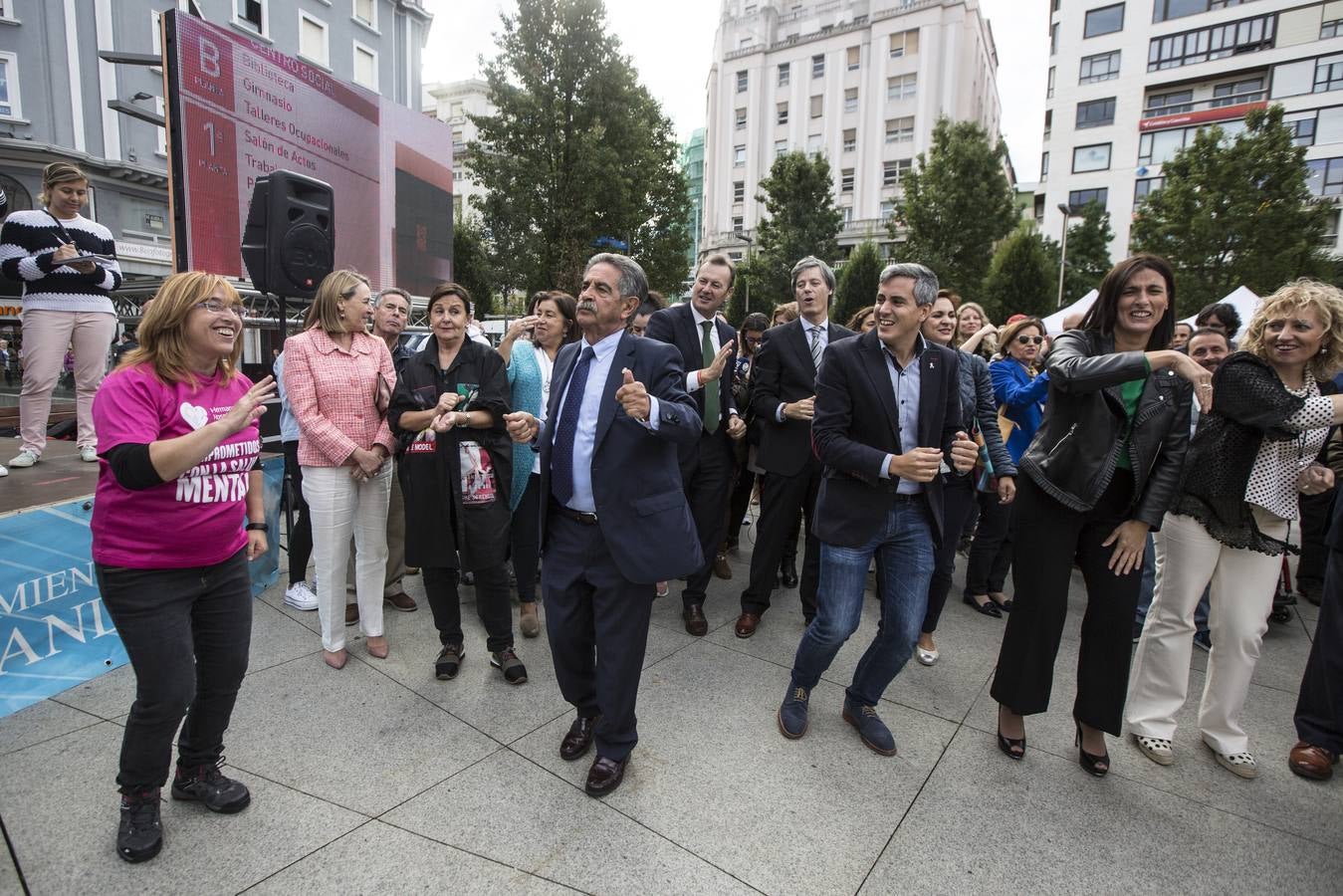 El Centro Hospitalario Padre Menni y varias organizaciones celebran este miércoles el Día Mundial de la Salud Mental, un acto al que han asistido el presidente regional, Miguel Ángel Revilla; la vicepresidenta, Eva Díaz Tezanos; la consejera de Sanidad, Luisa Real, y la alcaldesa de Santander, Gema Igual, que bailaron todos juntos en la plaza del Ayuntamiento.