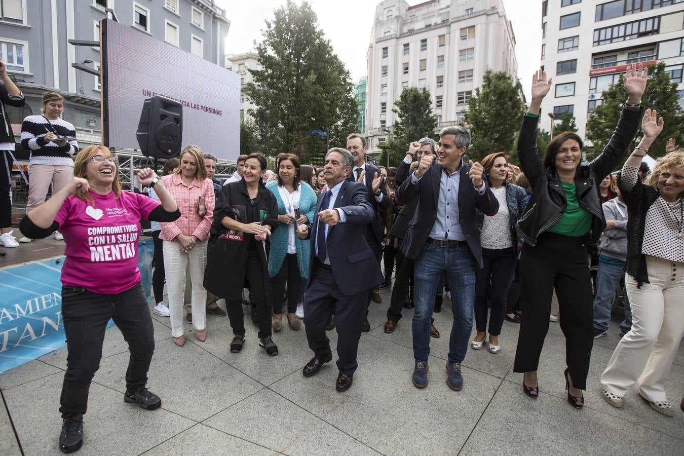 El Centro Hospitalario Padre Menni y varias organizaciones celebran este miércoles el Día Mundial de la Salud Mental, un acto al que han asistido el presidente regional, Miguel Ángel Revilla; la vicepresidenta, Eva Díaz Tezanos; la consejera de Sanidad, Luisa Real, y la alcaldesa de Santander, Gema Igual, que bailaron todos juntos en la plaza del Ayuntamiento.