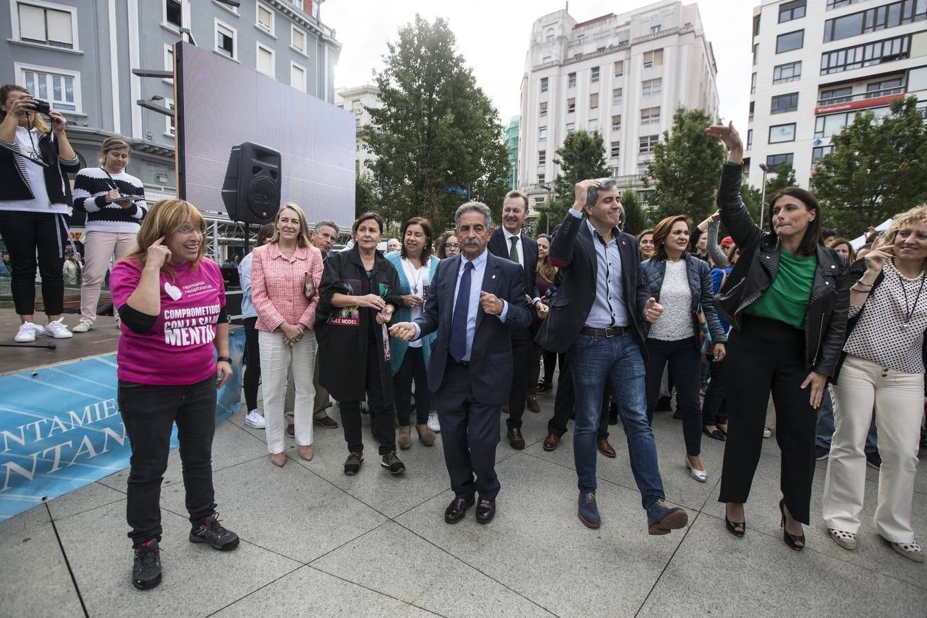 El Centro Hospitalario Padre Menni y varias organizaciones celebran este miércoles el Día Mundial de la Salud Mental, un acto al que han asistido el presidente regional, Miguel Ángel Revilla; la vicepresidenta, Eva Díaz Tezanos; la consejera de Sanidad, Luisa Real, y la alcaldesa de Santander, Gema Igual, que bailaron todos juntos en la plaza del Ayuntamiento.