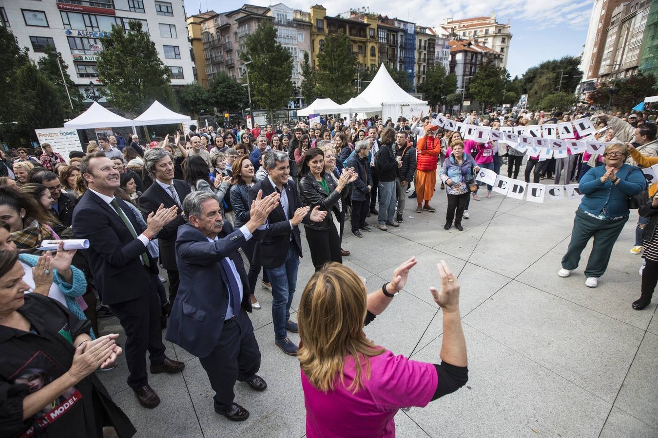 El Centro Hospitalario Padre Menni y varias organizaciones celebran este miércoles el Día Mundial de la Salud Mental, un acto al que han asistido el presidente regional, Miguel Ángel Revilla; la vicepresidenta, Eva Díaz Tezanos; la consejera de Sanidad, Luisa Real, y la alcaldesa de Santander, Gema Igual, que bailaron todos juntos en la plaza del Ayuntamiento.