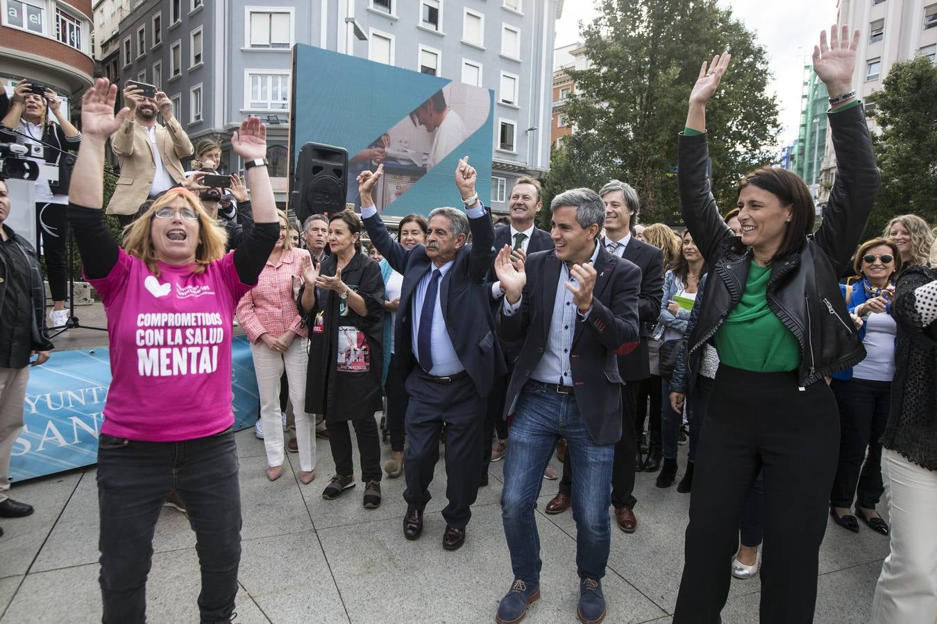 El Centro Hospitalario Padre Menni y varias organizaciones celebran este miércoles el Día Mundial de la Salud Mental, un acto al que han asistido el presidente regional, Miguel Ángel Revilla; la vicepresidenta, Eva Díaz Tezanos; la consejera de Sanidad, Luisa Real, y la alcaldesa de Santander, Gema Igual, que bailaron todos juntos en la plaza del Ayuntamiento.