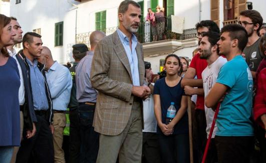 El rey Felipe conversa con varios vecinos de Sant Llorenç des Cardassar.