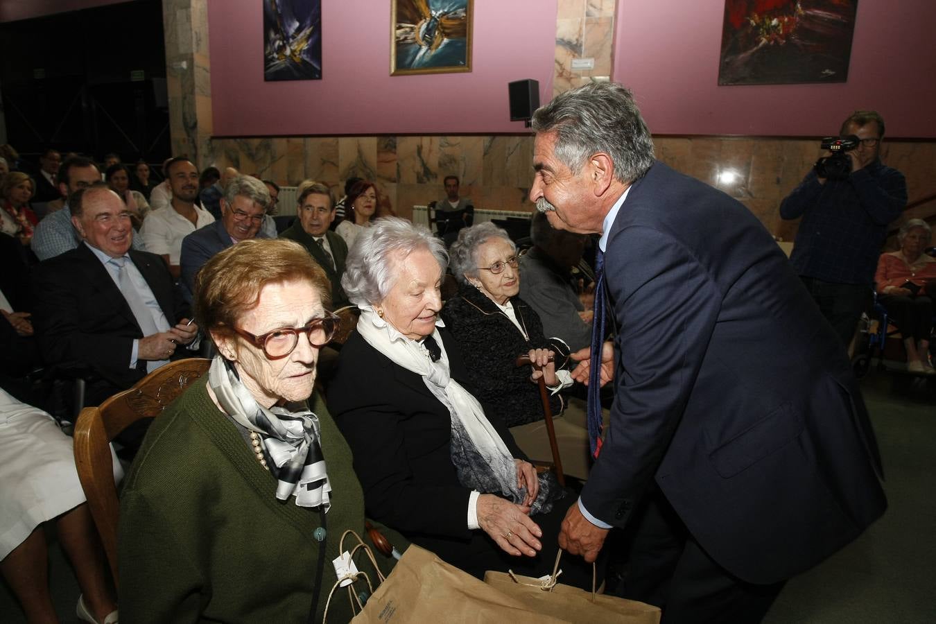 Fotos: Homenaje a los nonagenarios del Asilo de Torrelavega