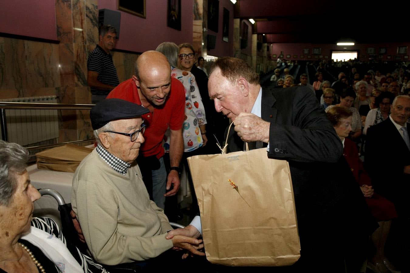 Fotos: Homenaje a los nonagenarios del Asilo de Torrelavega