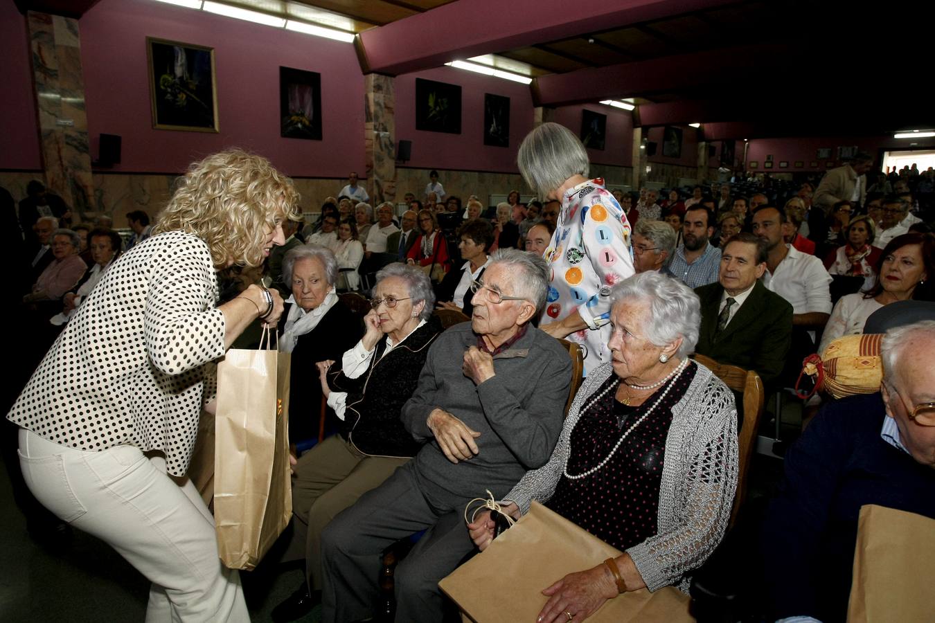 Fotos: Homenaje a los nonagenarios del Asilo de Torrelavega