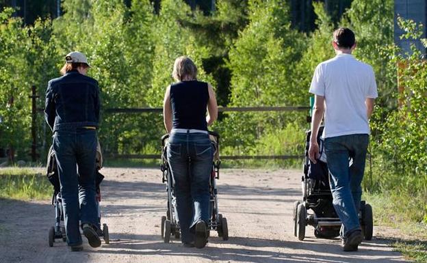 La devolución del IRPF afecta a las prestaciones por maternidad y a las bajas cedidas a los padres por las madres.