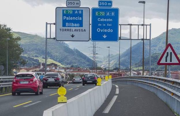 Señalización de las limitaciones en los carriles de acceso a Torrelavega y la conexión con la A-8. 