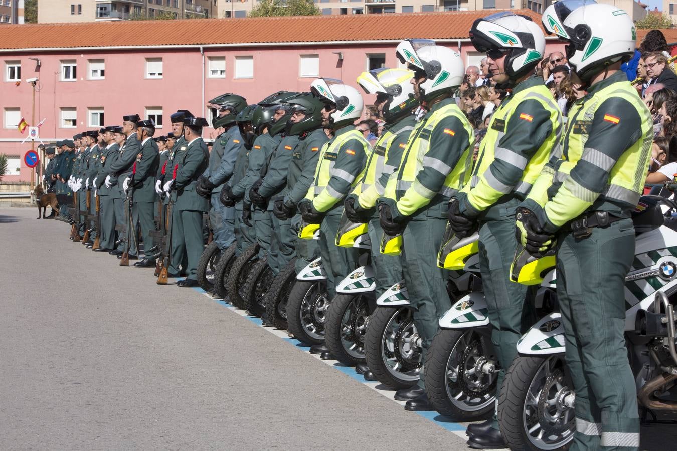 Fotos: Actos del Día del Pilar en el acuartelamiento de Campogiro