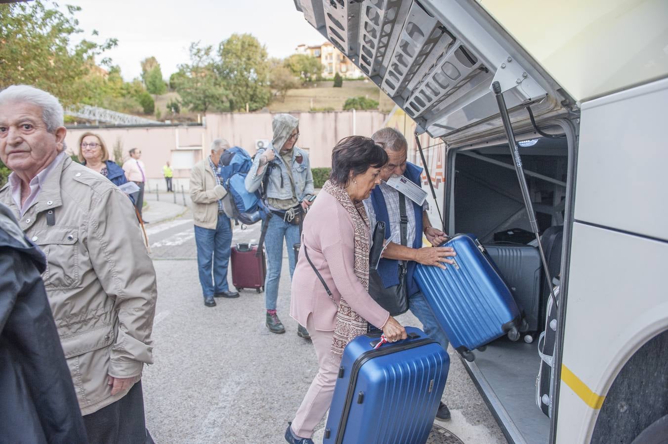 Pasajeros del Alvia Santander-Alicante han tenido que hacer parte del viaje en autobús por los cortes en la línea ferroviaria por unas obras programadas en pleno puente del Pilar