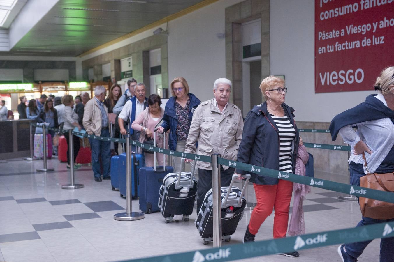 Pasajeros del Alvia Santander-Alicante han tenido que hacer parte del viaje en autobús por los cortes en la línea ferroviaria por unas obras programadas en pleno puente del Pilar