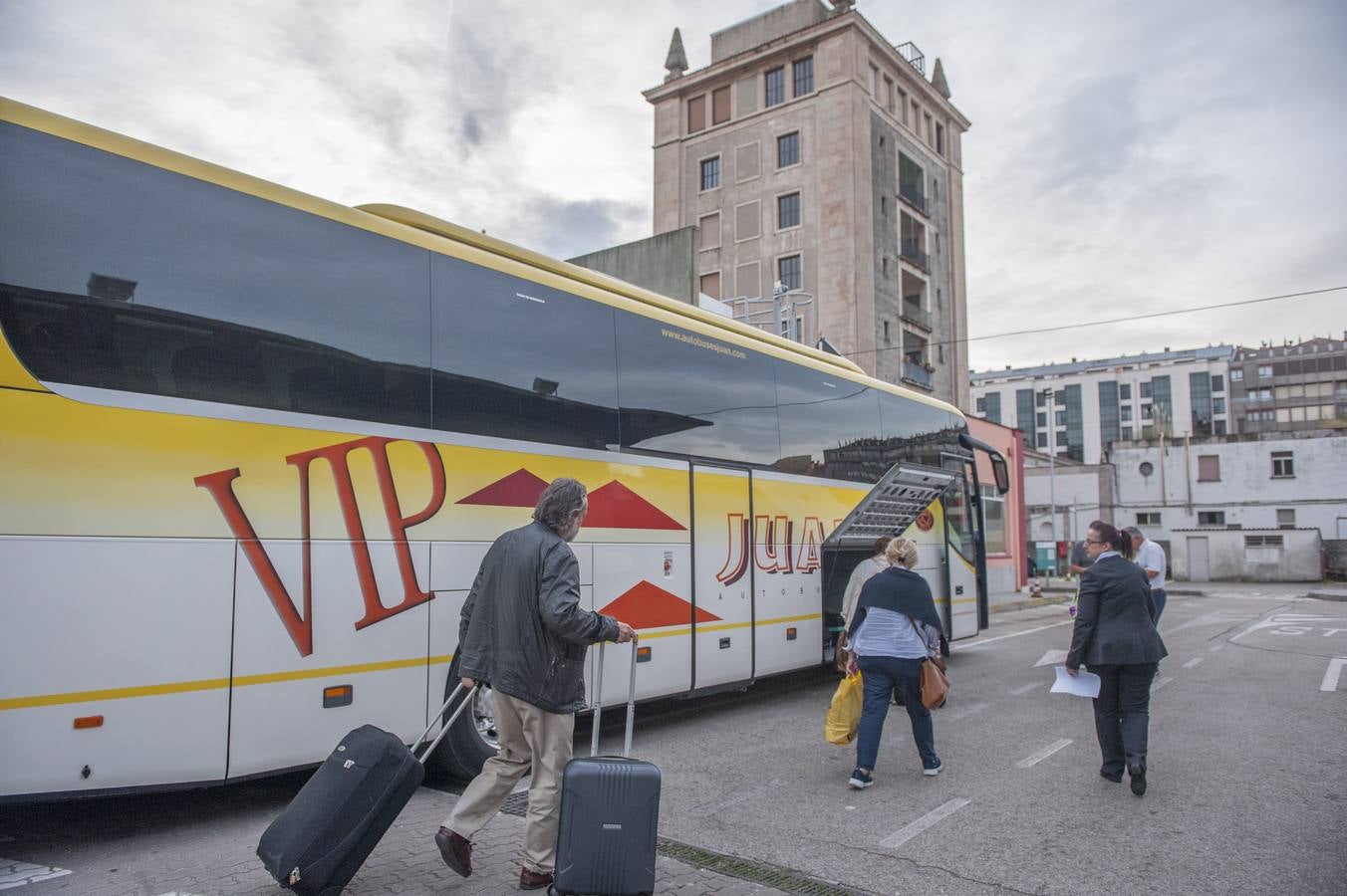 Pasajeros del Alvia Santander-Alicante han tenido que hacer parte del viaje en autobús por los cortes en la línea ferroviaria por unas obras programadas en pleno puente del Pilar