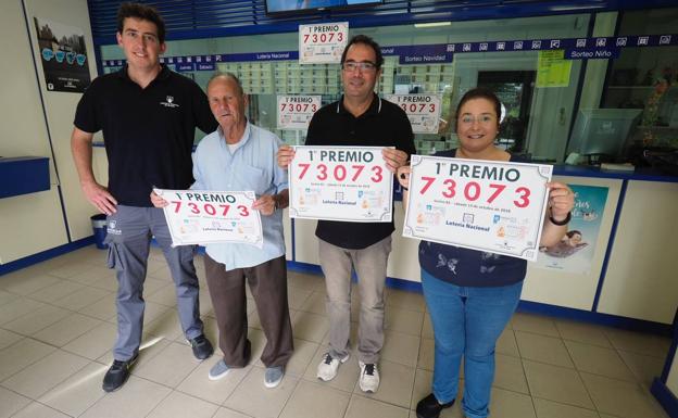 En la imagen, Fernando de la Sierra, de la Delegación de Loterías y Apuestas; Francisco Castro, vecino de la zona; Julián Prieto, responsable de la Administración; y Marta de Miguel, vecina. 