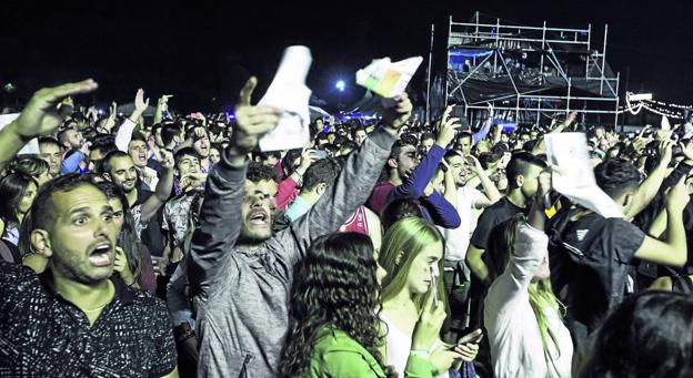 Asistentes al concierto de Guetta muestran, entrada en mano, su indignación tras conocer que se suspendía.