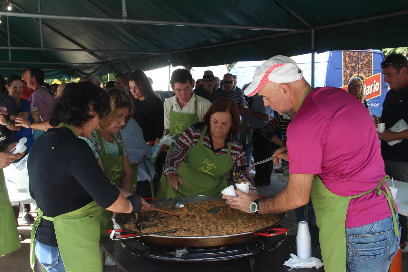 Hoy se ha celebrado en Camaleño la feria agroalimentaria 'Hechu en Liébana', con la participación de 23 productores lebaniegos.