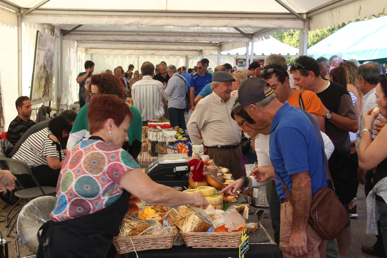 Hoy se ha celebrado en Camaleño la feria agroalimentaria 'Hechu en Liébana', con la participación de 23 productores lebaniegos.