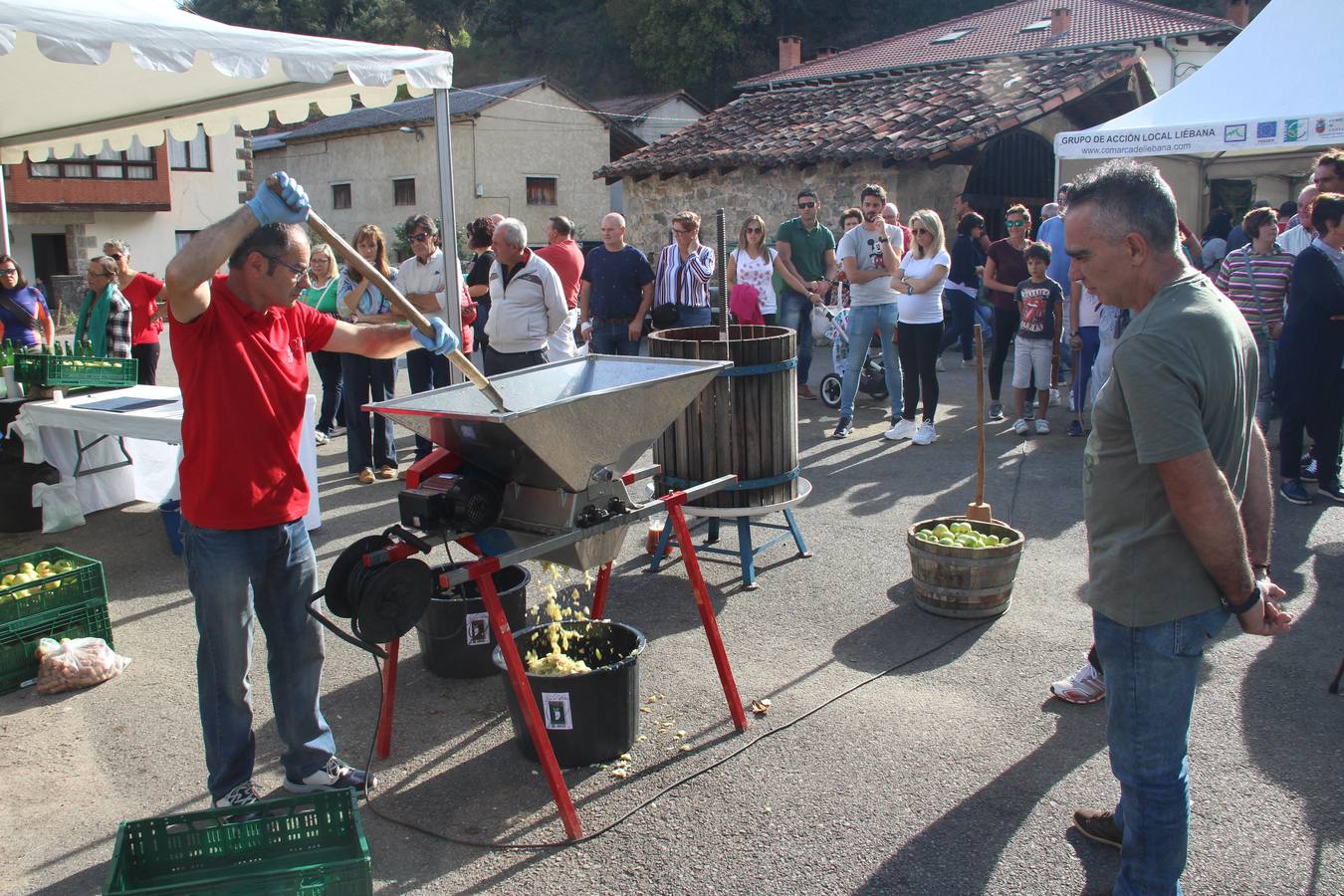 Hoy se ha celebrado en Camaleño la feria agroalimentaria 'Hechu en Liébana', con la participación de 23 productores lebaniegos.