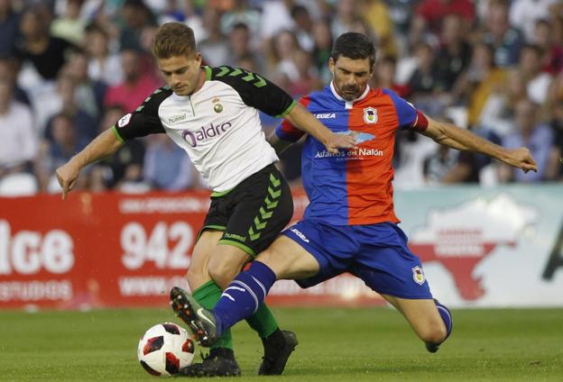 Berto Cayarga cuajó una gran actuación ayer. Logró un gol de bella factura al marcar una vaselina. 