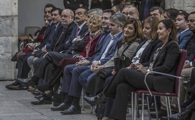 Dirigentes de todos los grupos políticos cántabros en el acto del Día de la Constitución. 