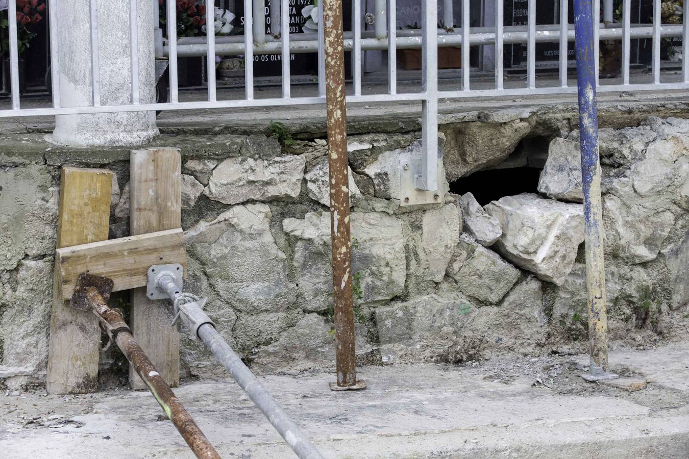 El cementerio de Santander tiene una nave apuntalada desde mayo y no estará listo para Todos los Santos