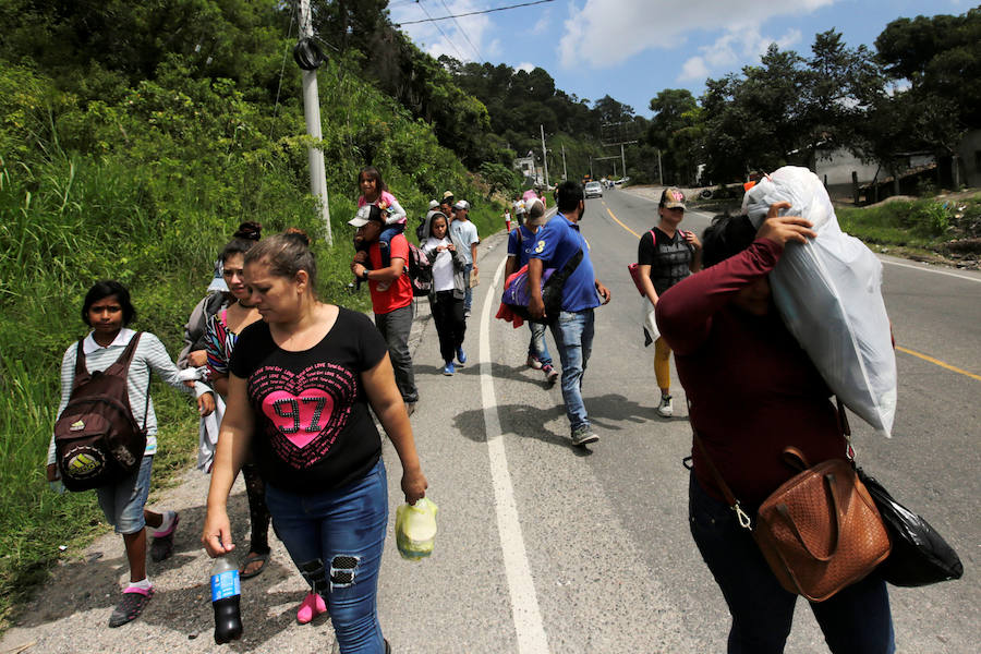 Familias completas iniciaron el sábado la marcha desde Honduras hacia Estados Unidos