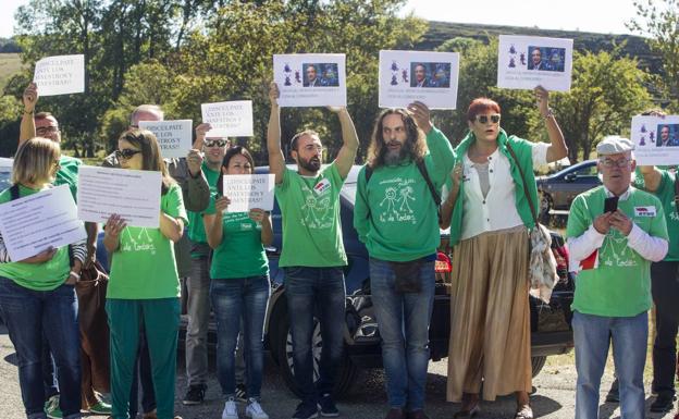 Representantes sindicales de los docentes, durante la protesta que realizaron en el inicio oficial del curso en Celis.