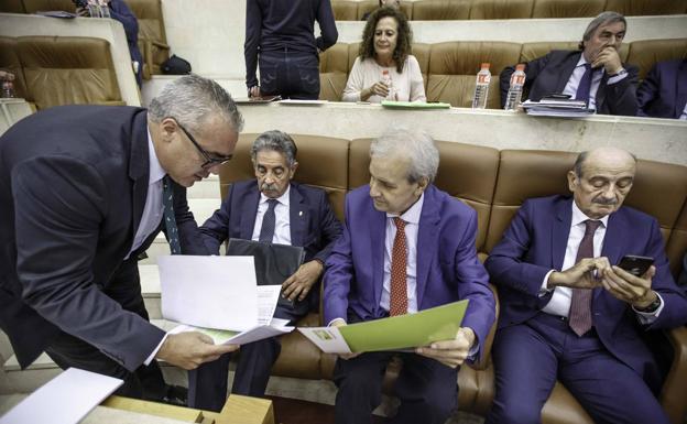 La bancada regionalista, con el presidente a la cabeza, minutos antes de comenzar la sesión plenaria de ayer. 