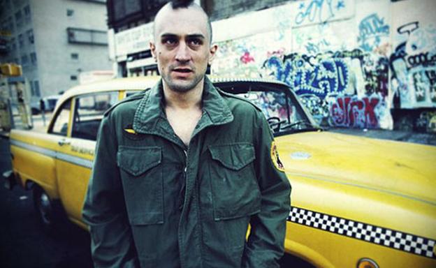 Travis Bickle (Robert de Niro) se siente solo en su ataúd de metal (el taxi), aunque esté todo el día rodeado de gente,