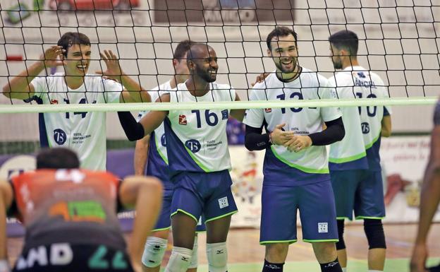 Los jugadores del Textil celebran un punto del partido ante el Manacor