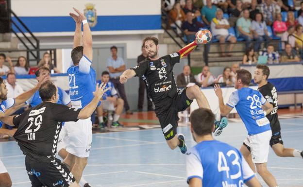 El lateral derecho Jorge Filipe Fernandes lanza a portería en el partido del pasado sábado ante el Valladolid. 